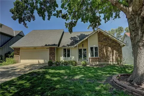 9760 W 101st Ter, Overland Park, KS 66212