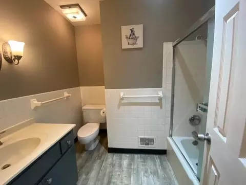 Bath - 15802 E 44th Ter, Independence, MO 64055 photo 1 of 3
