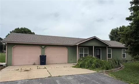 204 Harker Dr, Mclouth, KS 66054