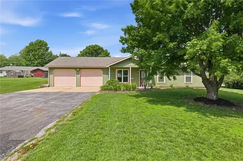 204 Harker Dr, Mclouth, KS 66054