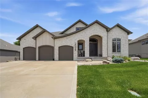 2029 NE Bluestone Dr, Lees Summit, MO 64064