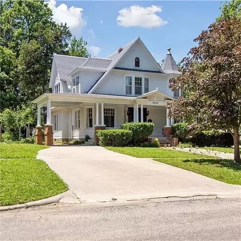 103 S 8th St, Fredonia, KS 66736