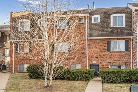 8630 W 85th St, Overland Park, KS 66212