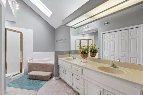 Bath - 212 E Hansen Ct, Independence, MO 64055 photo 3 of 4