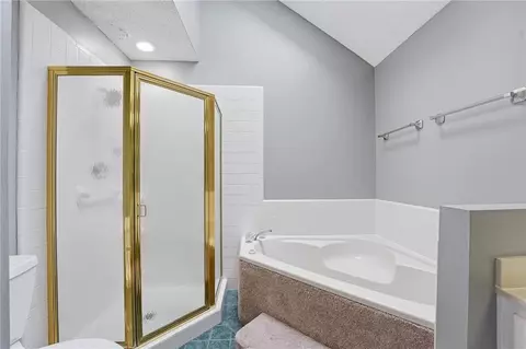Bath - 212 E Hansen Ct, Independence, MO 64055 photo 2 of 4