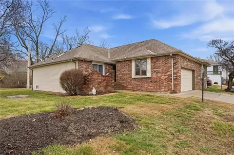 Exterior - 212 E Hansen Ct, Independence, MO 64055 photo 4 of 7