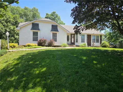 14233 Parish Dr, Saint Joseph, MO 64505