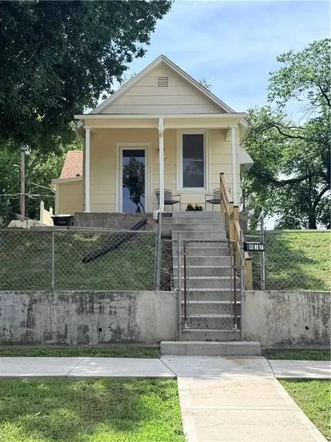 617 Pawnee St, Leavenworth, KS 66048