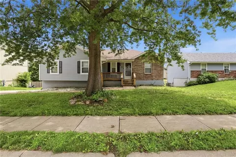 901 SW Foxtail Dr, Grain Valley, MO 64029