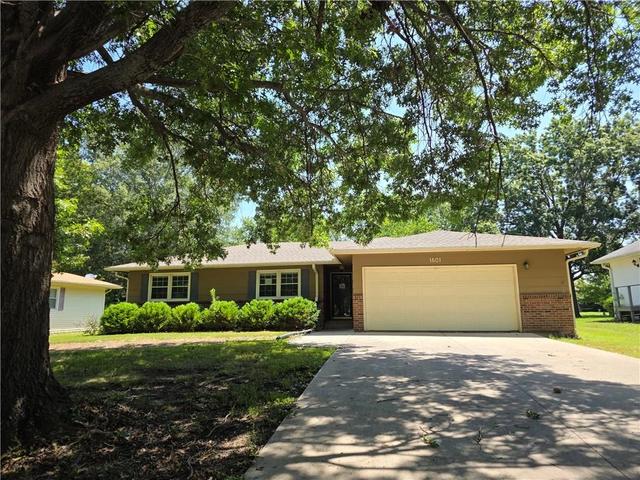 1601 S Maple St, Ottawa, KS 66067