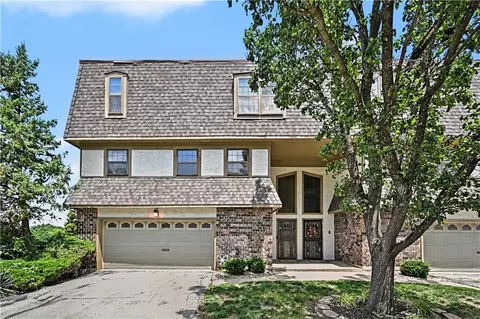10216 Locust St, Kansas City, MO 64131