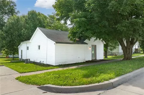 205 S 6th St, Savannah, MO 64485