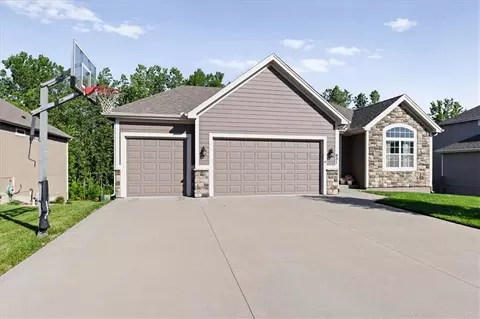 931 N Oak Ter, Tonganoxie, KS 66086