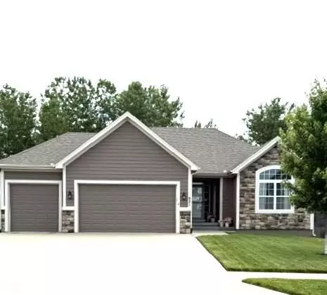 931 N Oak Ter, Tonganoxie, KS 66086
