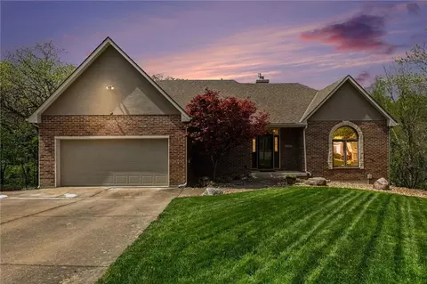 2401 SW Whispering Creek Ct, Blue Springs, MO 64015