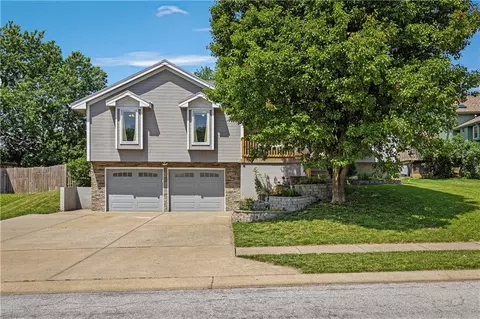 906 Pine Crest Ave, Kearney, MO 64060