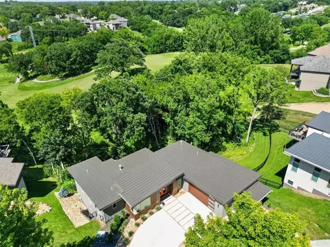 10600 Chateau Ln, Parkville, MO 64152