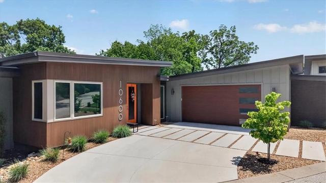 10600 Chateau Ln, Parkville, MO 64152