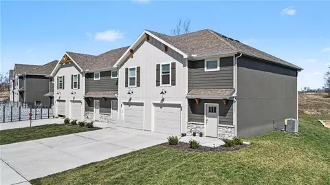 Exterior - 504 Pine Dr, Odessa, MO 64076 photo 2 of 3