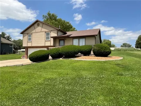 Exterior - 1103 E 2nd Ter, Cameron, MO 64429 photo 2 of 9