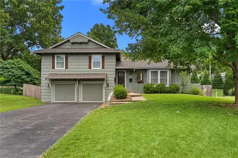 9627 Windsor St, Overland Park, KS 66206