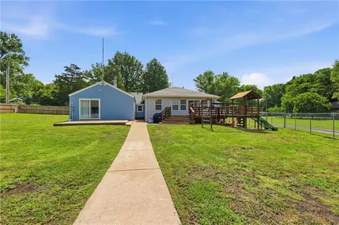 Exterior - 1712 S Hands St, Independence, MO 64055 photo 2 of 18