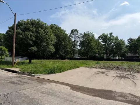 8113 Jarboe St, Kansas City, MO 64114