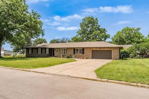 602 Thunderbird Dr, Harrisonville, MO 64701
