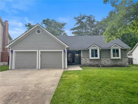 14404 S Cottonwood Dr, Olathe, KS 66062