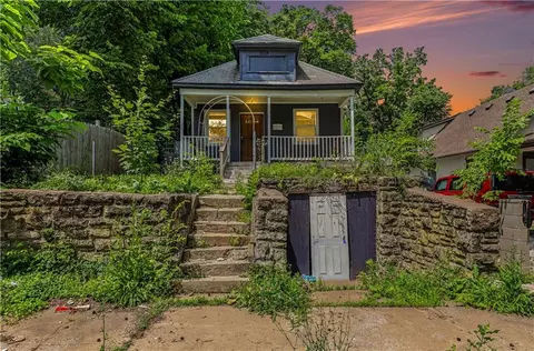 2524 Kensington Ave, Kansas City, MO 64127
