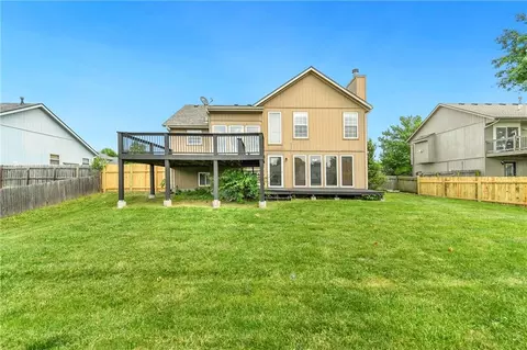 Exterior - 644 SE Jonathon Ave, Lees Summit, MO 64063 photo 8 of 9