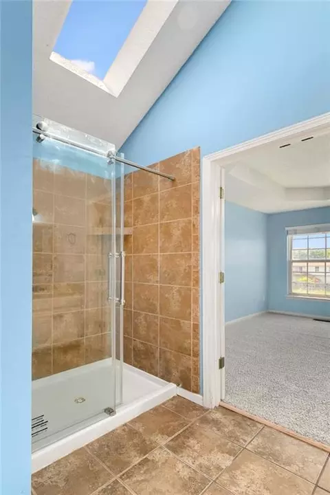 Bath - 644 SE Jonathon Ave, Lees Summit, MO 64063 photo 2 of 4