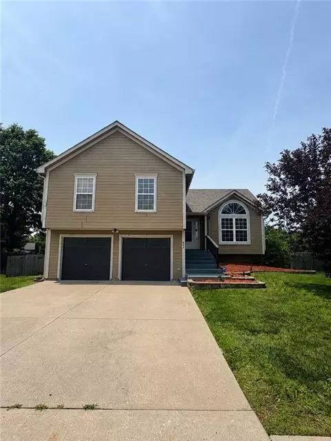 644 SE Jonathon Ave, Lees Summit, MO 64063