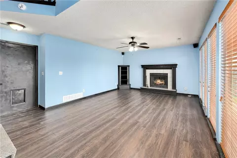 Living - 644 SE Jonathon Ave, Lees Summit, MO 64063 photo 8 of 10