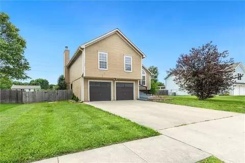 Exterior - 644 SE Jonathon Ave, Lees Summit, MO 64063 photo 2 of 9