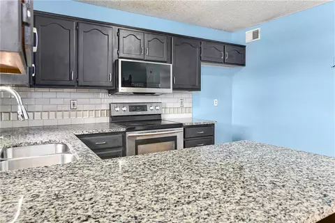 Kitchen - 644 SE Jonathon Ave, Lees Summit, MO 64063 photo 5 of 5
