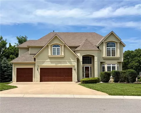 212 NE Hidden Ridge Ln, Lees Summit, MO 64064