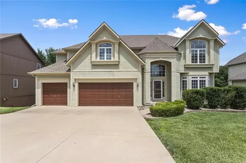 212 NE Hidden Ridge Ln, Lees Summit, MO 64064