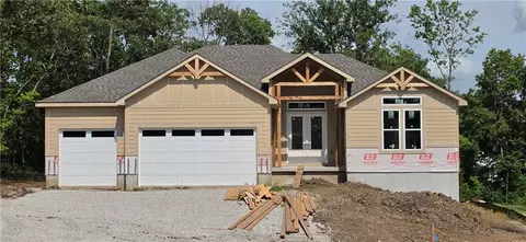 1503 Stonewall Dr, Oak Grove, MO 64075