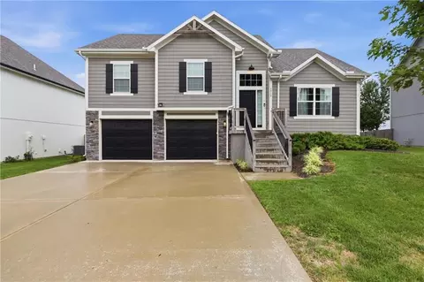 3919 Valley Forge Dr, Blue Springs, MO 64014