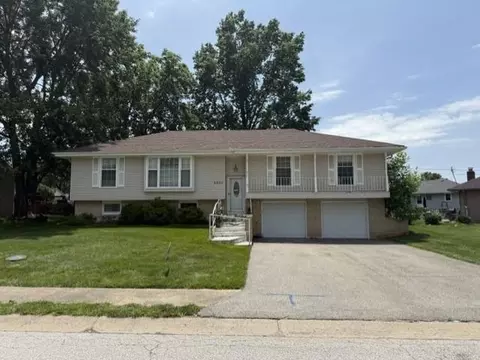 2001 Thunderbird Dr, Harrisonville, MO 64701