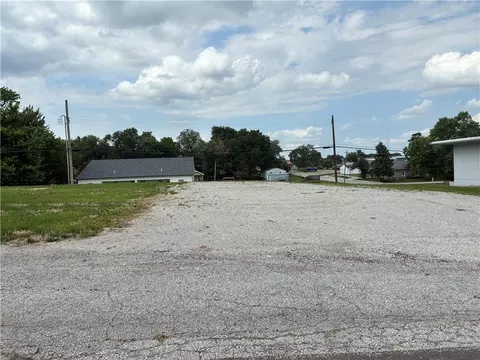 345 E 4th St, Lawson, MO 64062
