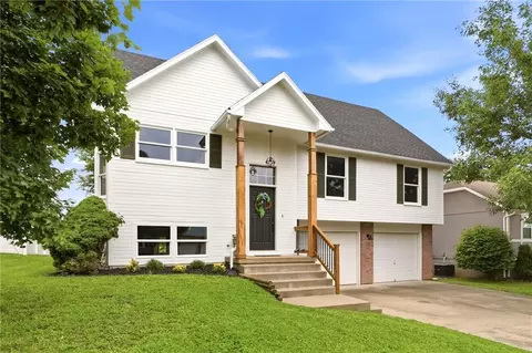 207 Parkway Dr, Warrensburg, MO 64093