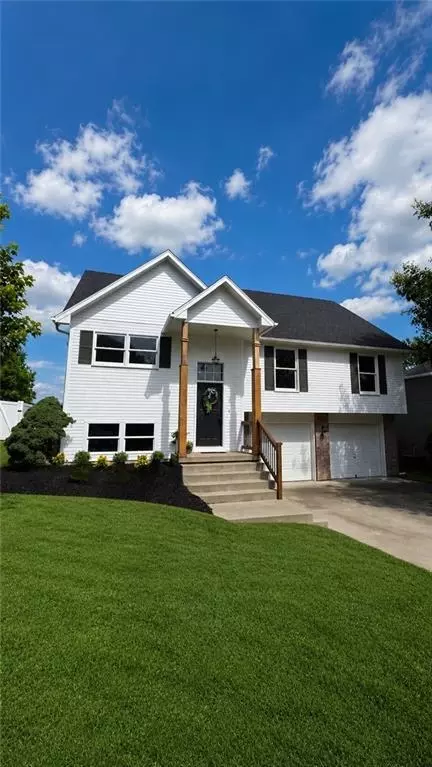 207 Parkway Dr, Warrensburg, MO 64093