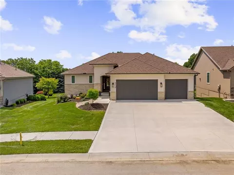 Exterior - 4209 NE Hideaway Dr, Lees Summit, MO 64064 photo 2 of 9