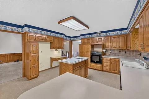 Kitchen - 19019 E Ringo Cir, Independence, MO 64057 photo 4 of 5