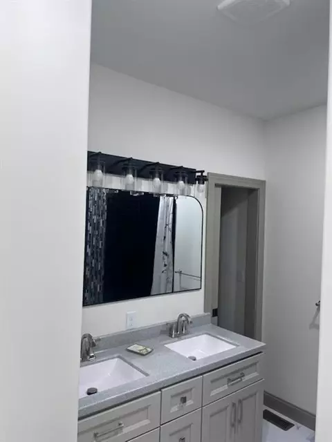 Bath - 421 Unity St, Atchison, KS 66002 photo 1 of 5