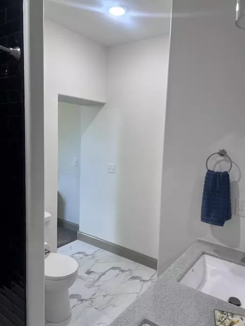 Bath - 421 Unity St, Atchison, KS 66002 photo 2 of 5
