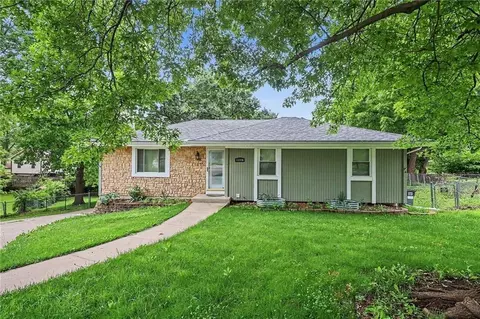 10008 NW 70th Ct, Parkville, MO 64152