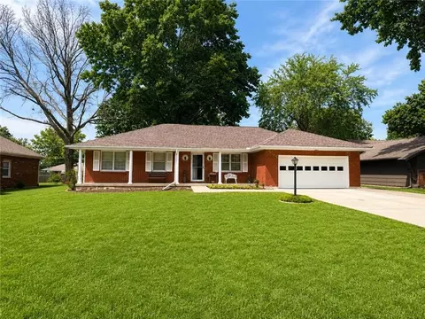 1101 SW Azure Ave, Blue Springs, MO 64015
